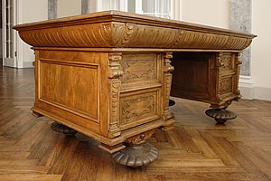 антикварный письменный стол
